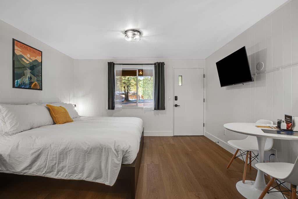 Mount Lena Room 4 at Mount Walker Inn