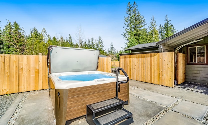 Picturesque home/wedding venue with hot tub, mountain view, WiFi, & Netflix