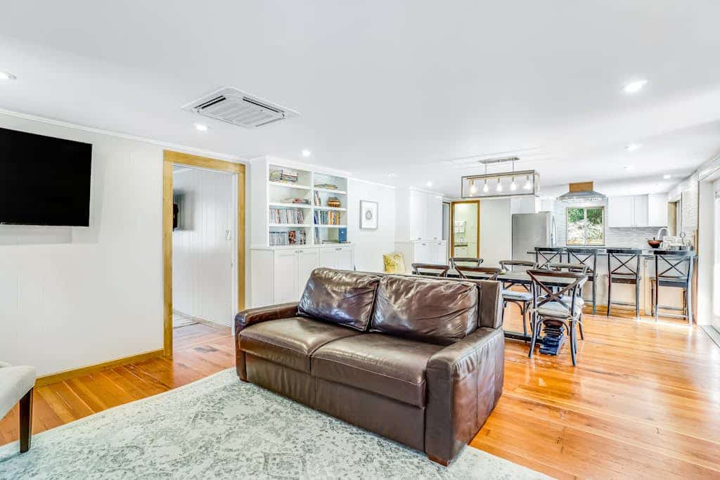 Picturesque home/wedding venue with hot tub, mountain view, WiFi, & Netflix