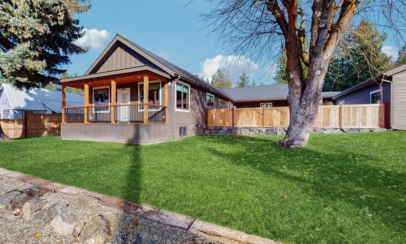 Spacious home w/ detached studio, hot tub, fast wifi & great location