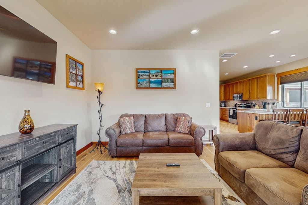 Spacious home w/ detached studio, hot tub, fast wifi & great location