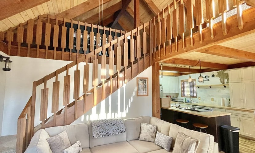 Charming cabin with partial lake view, private hot tub and music room