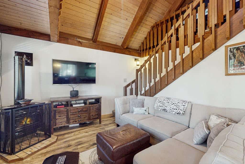 Charming cabin with partial lake view, private hot tub and music room