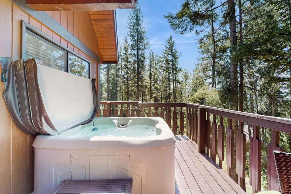 Charming cabin with partial lake view, private hot tub and music room