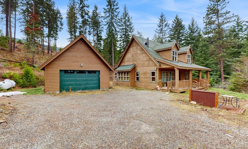 Scenic Chalet with gas fireplace & mountain views, dog-friendly