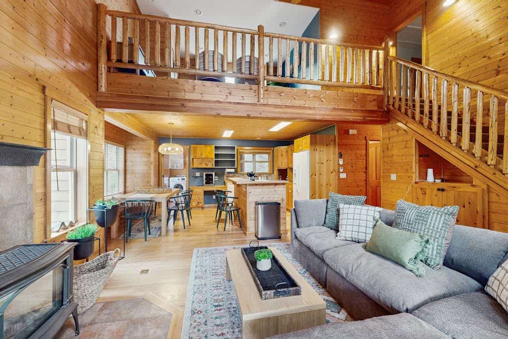 Scenic Chalet with gas fireplace & mountain views, dog-friendly