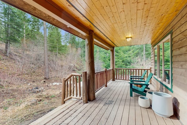 Scenic Chalet with gas fireplace & mountain views, dog-friendly