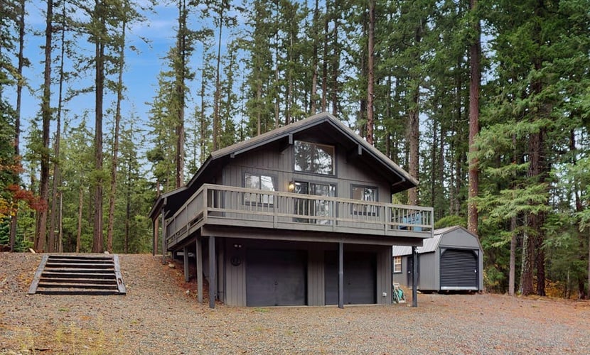 Charming cabin w/ deck, fire pit, fast wifi & great location