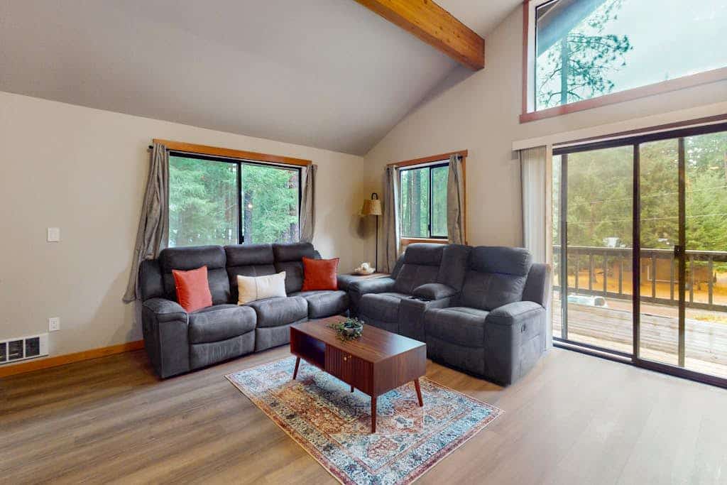 Charming cabin w/ deck, fire pit, fast wifi & great location