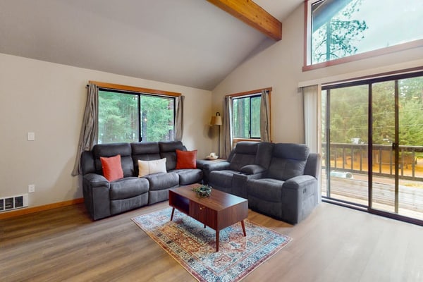 Charming cabin w/ deck, fire pit, fast wifi & great location