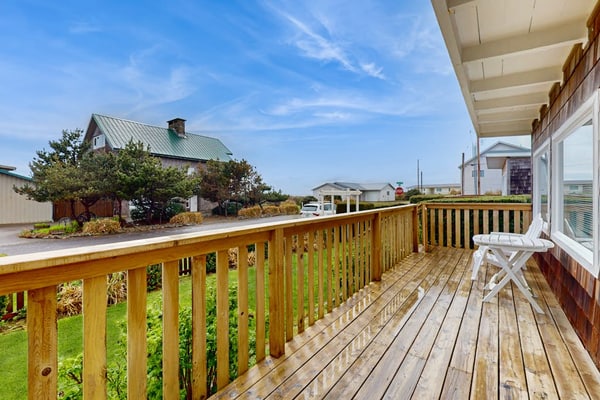 Beautiful & colorful cottage with ocean views & deck - steps to the beach