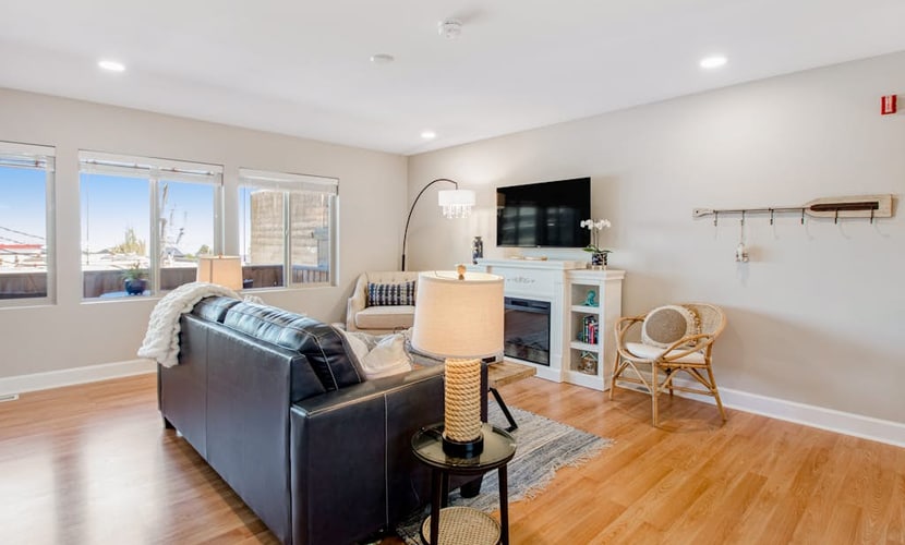 Idyllic downtown studio with water views, free WiFi, full kitchen & modern touch