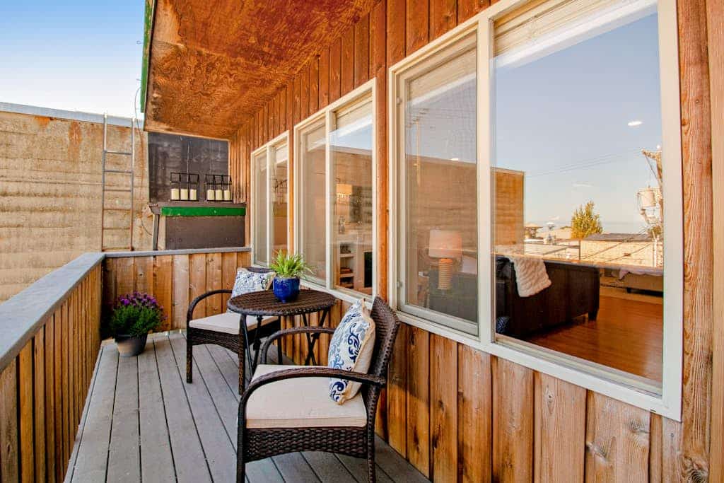 Idyllic downtown studio with water views, free WiFi, full kitchen & modern touch