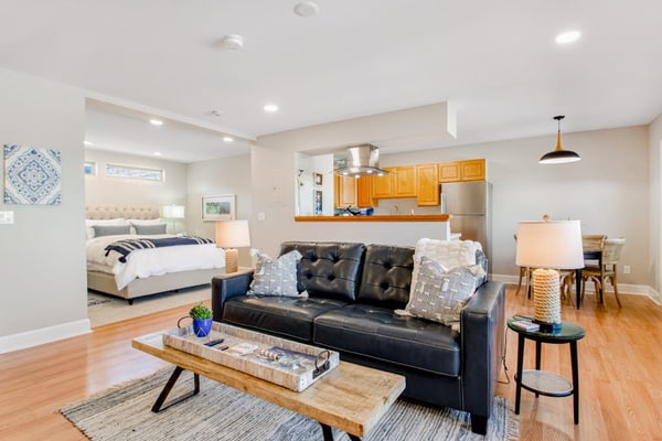 Idyllic downtown studio with water views, free WiFi, full kitchen & modern touch