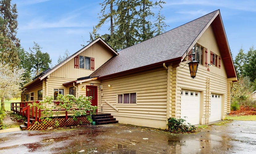 Cozy home with full kitchen, large backyard & great location