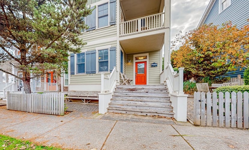 Lovely Seabrook property with carriage house, yard, & child-friendly amenities