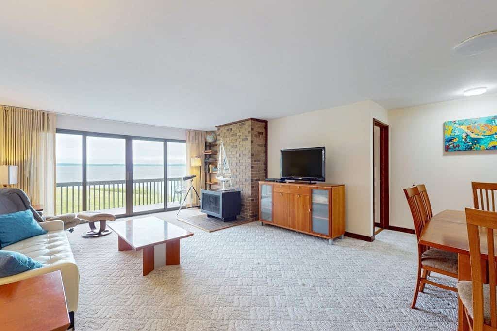 Ground-floor condo with indoor/outdoor pools, hot tub, pickleball/tennis, & gym