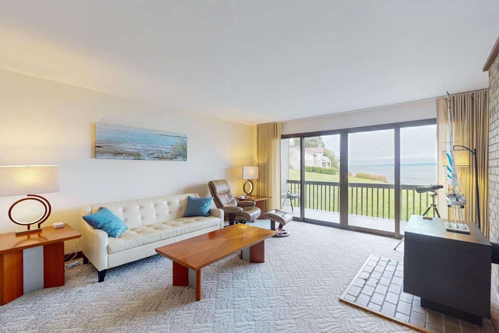 Ground-floor condo with indoor/outdoor pools, hot tub, pickleball/tennis, & gym