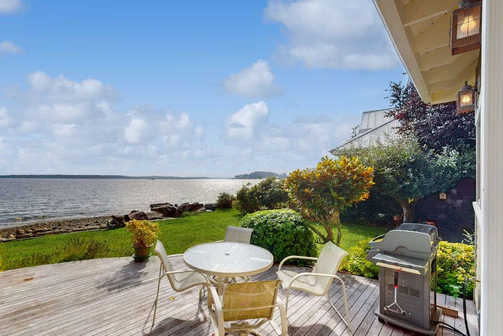 Gorgeous soundfront retreat with private rock beach, Seattle & Mt. Rainier views