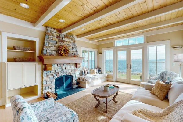 Gorgeous soundfront retreat with private rock beach, Seattle & Mt. Rainier views