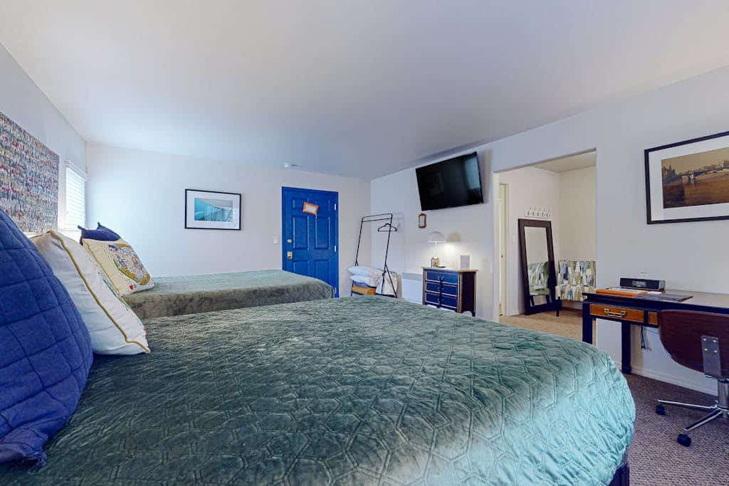 Stylish hotel suite just steps away from Downtown Port Townsend