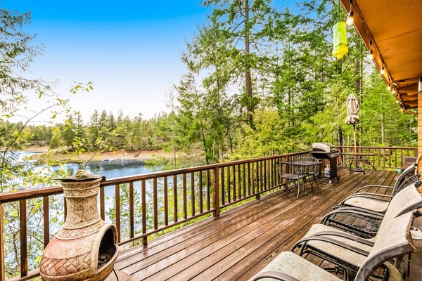 Dog-friendly lakefront cabin with woodstove, amazing view, firepit & dock