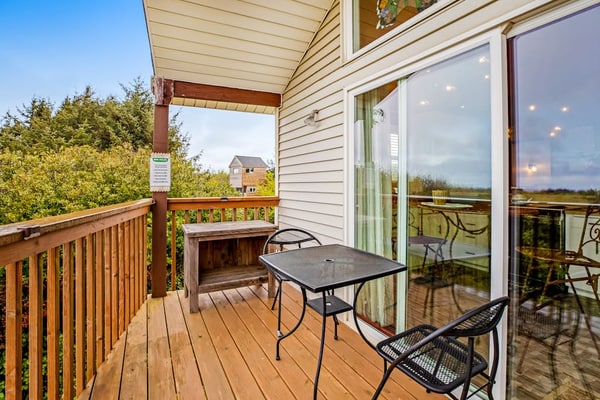 Oceanfront beach house near town with washer/dryer- dog-friendly