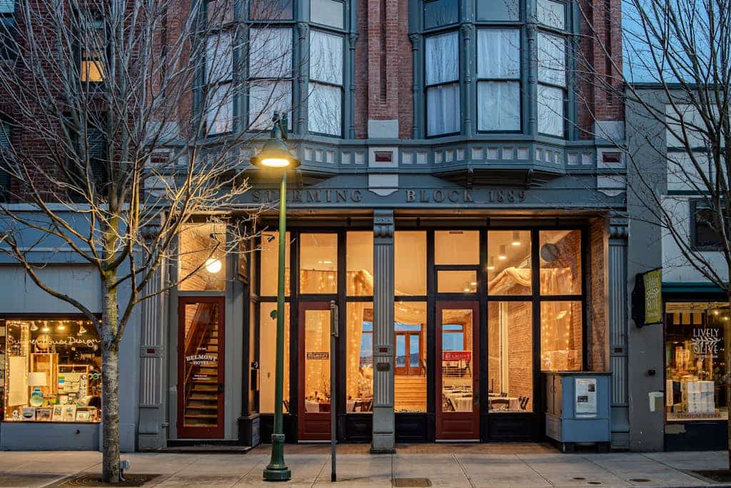 Historic Town View Room with bay window overlooking Water Street