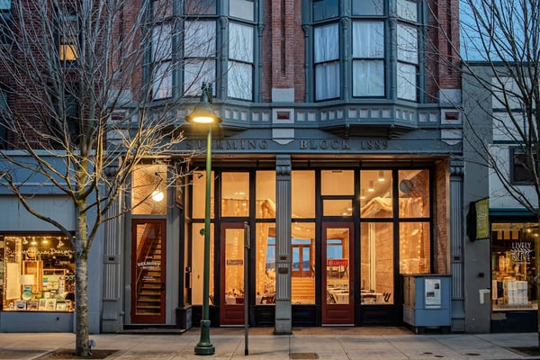 Historic Town View Room with bay window overlooking Water Street