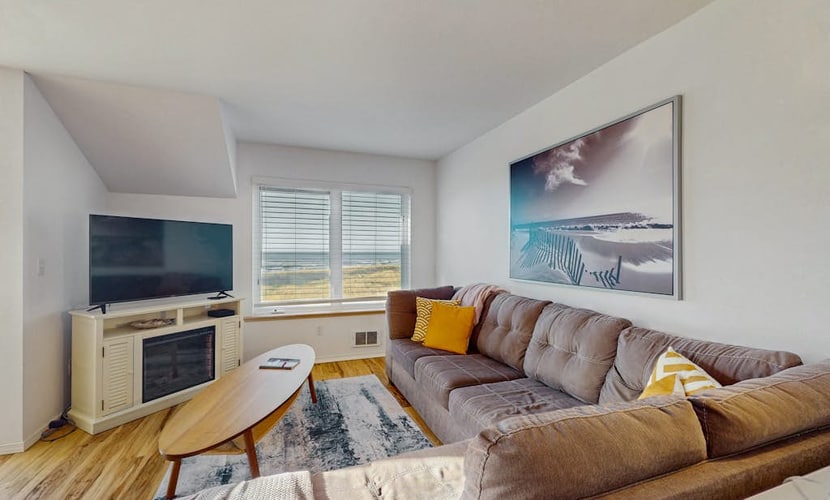 Top-floor oceanfront condo with amazing view, pool, hot tub, balcony & fireplace