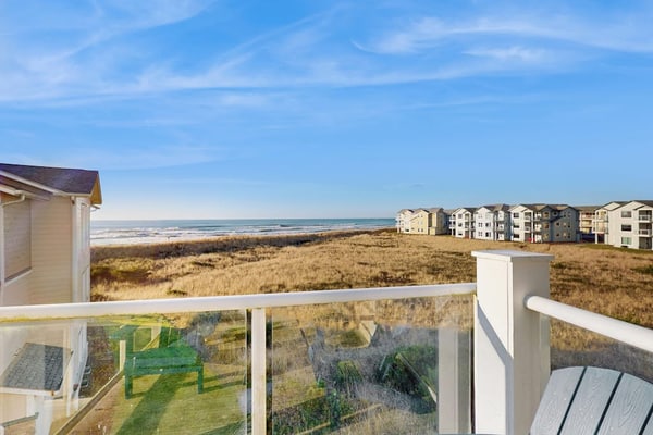 Top-floor oceanfront condo with amazing view, pool, hot tub, balcony & fireplace