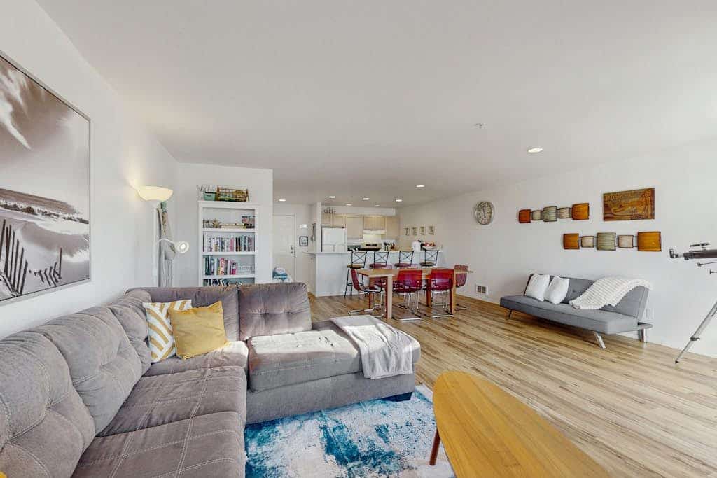 Top-floor oceanfront condo with amazing view, pool, hot tub, balcony & fireplace