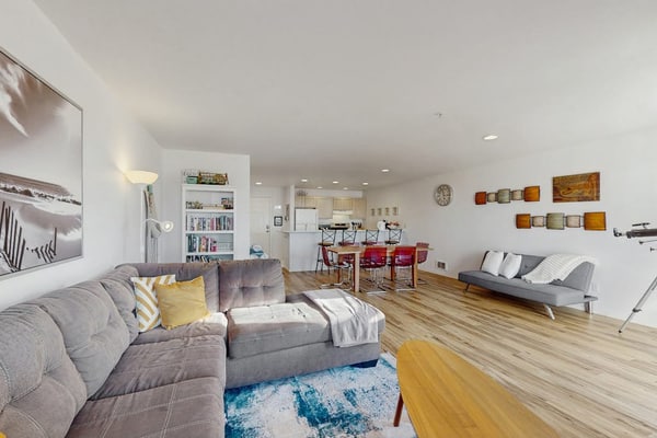 Top-floor oceanfront condo with amazing view, pool, hot tub, balcony & fireplace