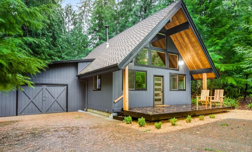 Stunning cabin near golf with cozy patio & game room with Ping Pong, board games