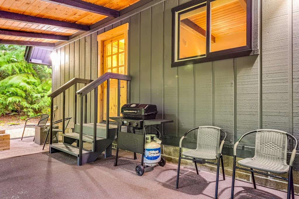 Stunning cabin near golf with cozy patio & game room with Ping Pong, board games