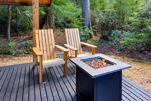 Stunning cabin near golf with cozy patio & game room with Ping Pong, board games
