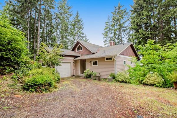 Inviting waterfront home with game room, mountain view & kayaks