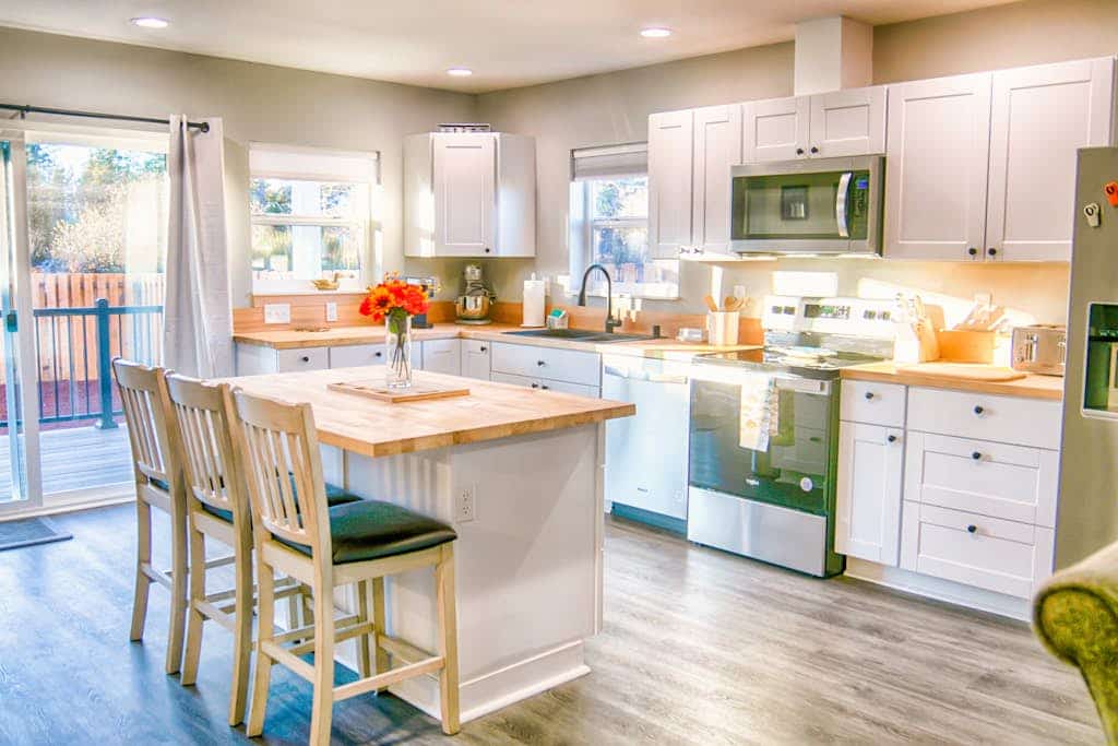 Companionable house with central AC, washer/dryer, firepit, gas grill, & patio