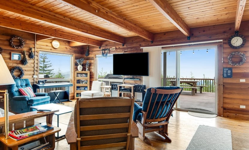 Spacious house w/mountain views, bunkhouse & hot tub—dogs welcome
