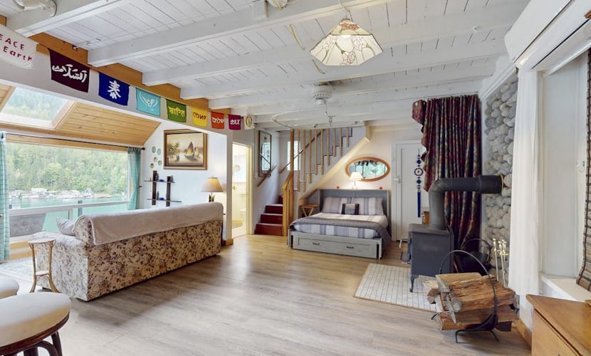 Rustic Waterfront Cabin Retreat on Scenic Lake Sutherland