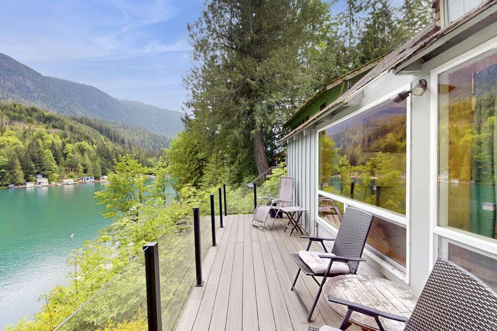 Rustic Waterfront Cabin Retreat on Scenic Lake Sutherland
