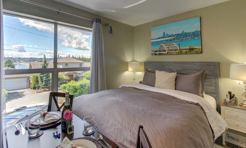 Cozy suite with lake and city views, hot tub, near parks, shopping, & dining