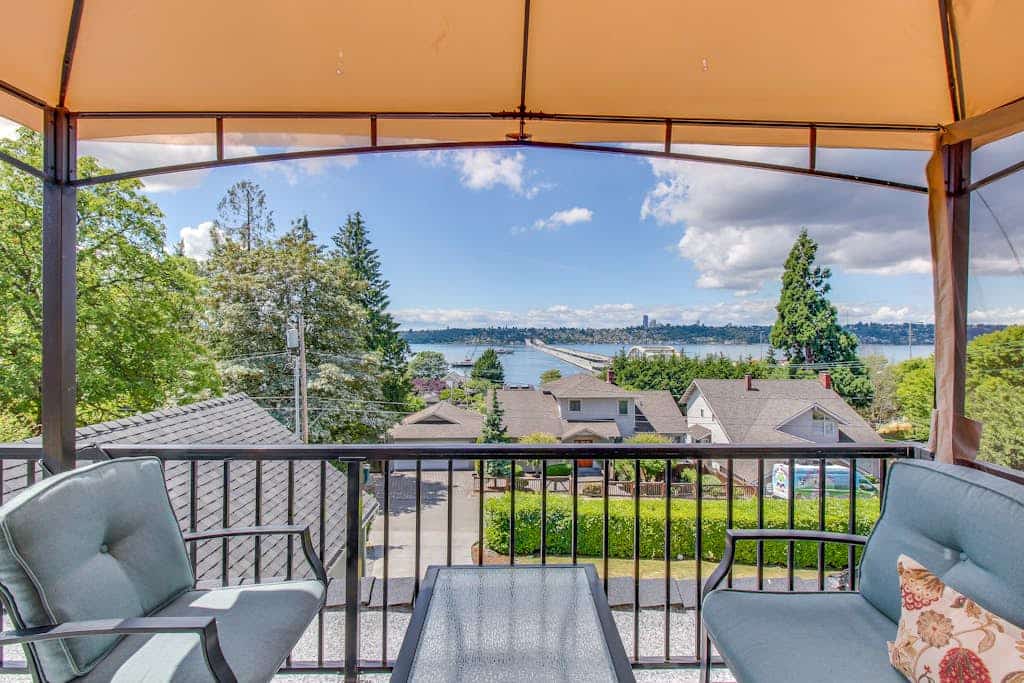 Cozy suite with lake and city views, hot tub, near parks, shopping, & dining