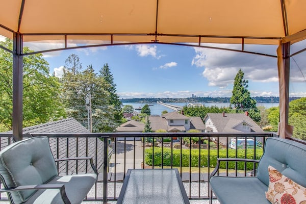 Cozy suite with lake and city views, hot tub, near parks, shopping, & dining