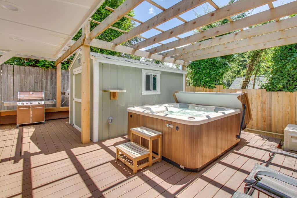 Cozy suite with lake and city views, hot tub, near parks, shopping, & dining