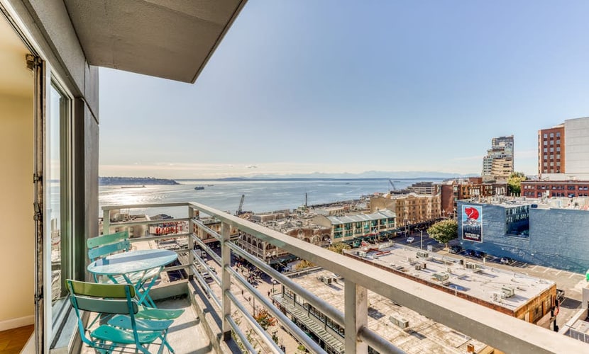Bayview suite w/ great views, walk score of 100 & shared indoor pool & hot tub