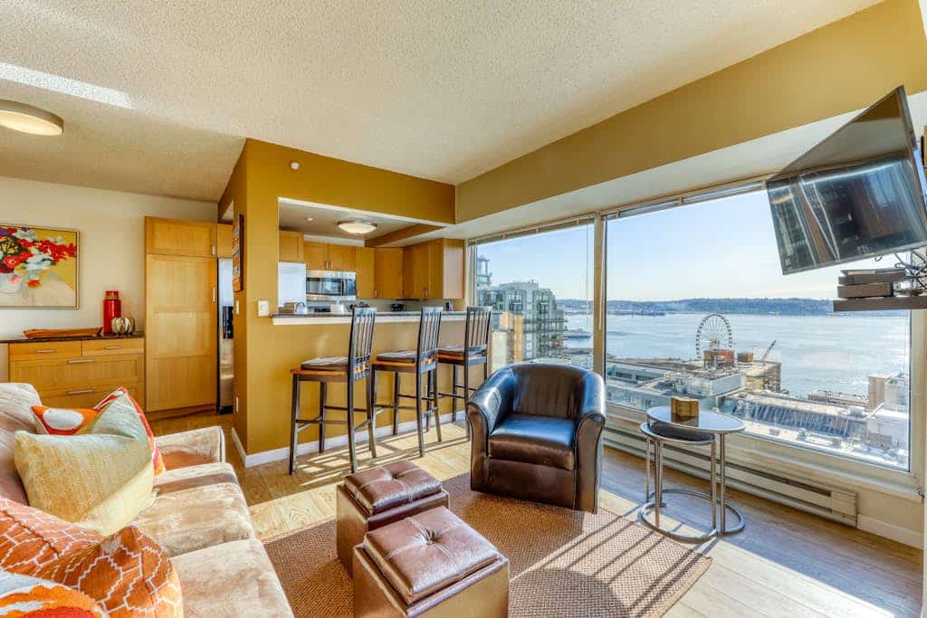 Bayview suite w/ great views, walk score of 100 & shared indoor pool & hot tub