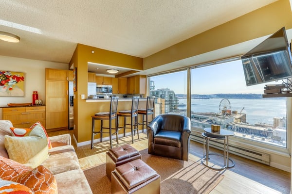 Bayview suite w/ great views, walk score of 100 & shared indoor pool & hot tub