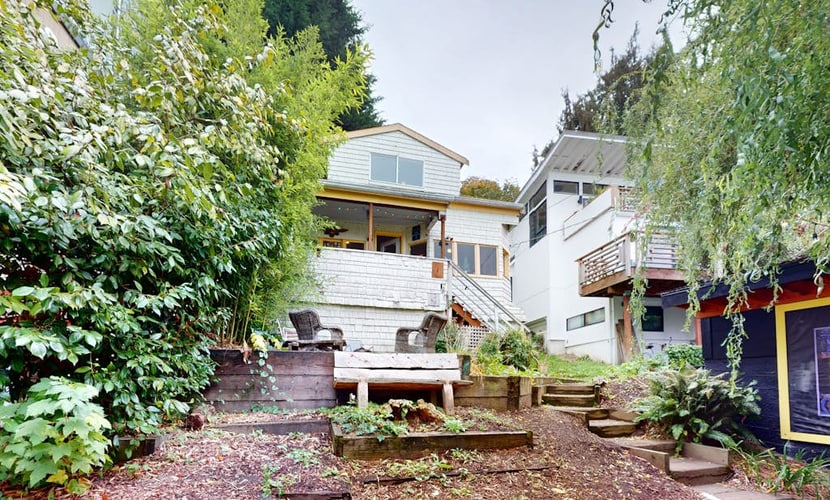 Original West Seattle beach cottage with amazing Elliott Bay views - dogs OK