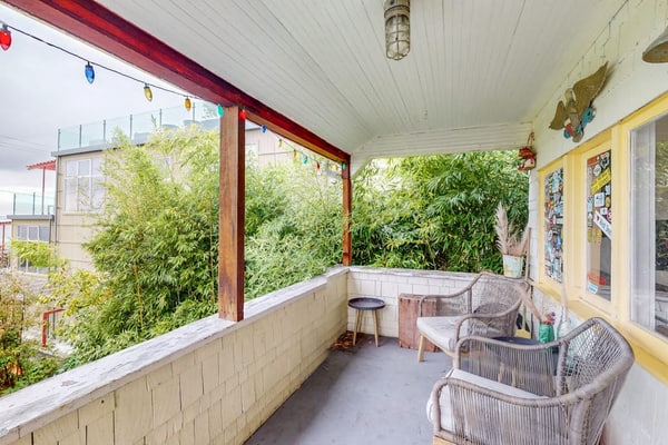 Original West Seattle beach cottage with amazing Elliott Bay views - dogs OK